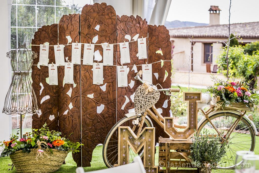 Rincón decorado con seating plan en una finca de bodas