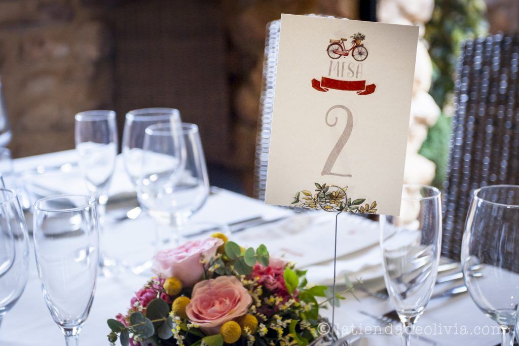 Mesero en mesa decorado con motivo de bicicleta con cesta de flores