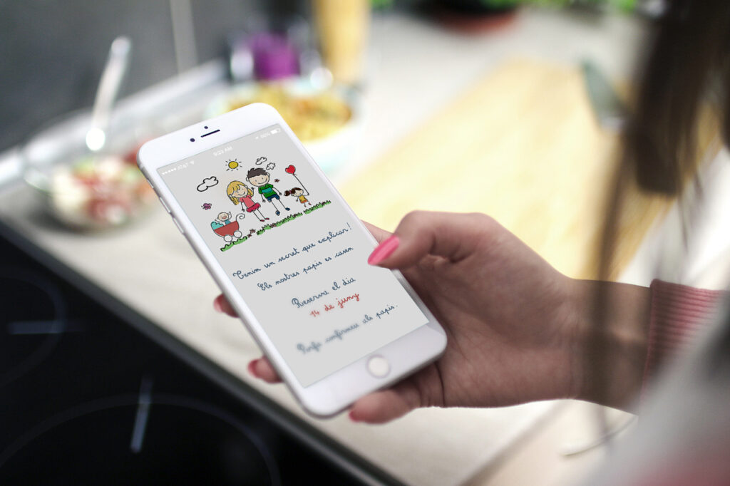 Imagen movil con una invitacion digital de boda con niños