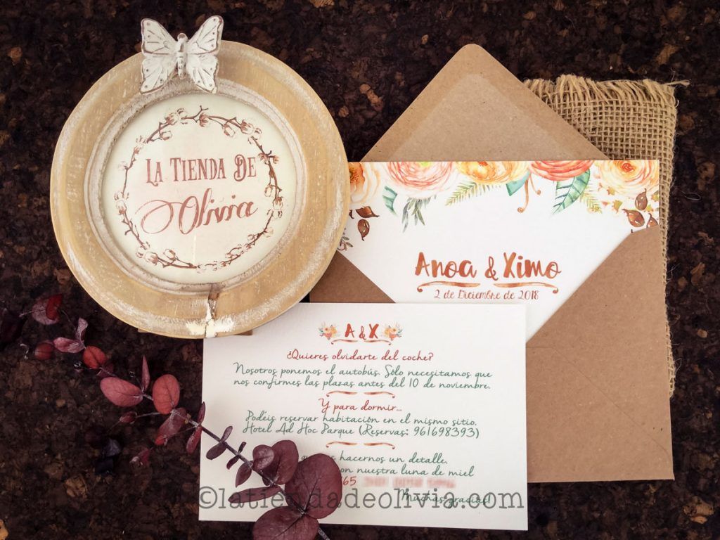 Invitaciones de boda con ranúnculas y tarjetas con número de cuenta a juego