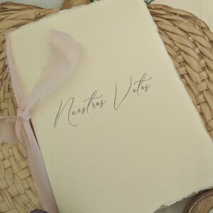Libro de votos con las promesas de los novios